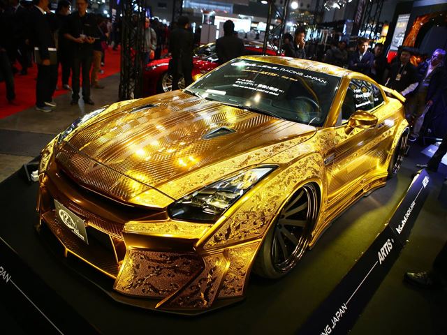 Безумный Nissan GT-R стал золотым для Токийского автосалона